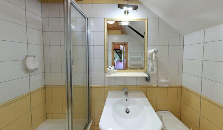 Hotel Stara Stajnia Pleszew Экстерьер фото