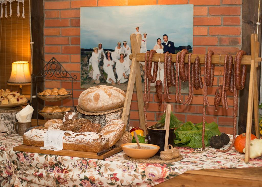 Hotel Stara Stajnia Pleszew Экстерьер фото