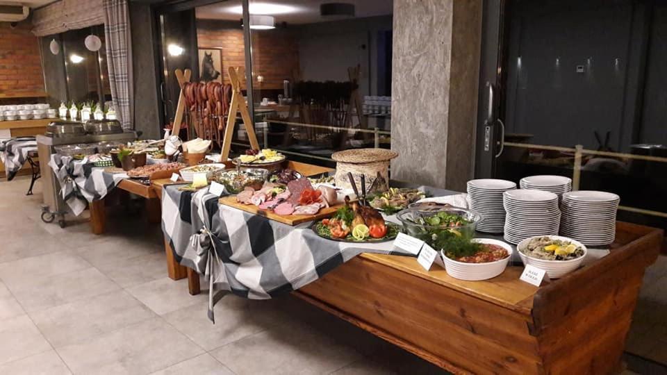 Hotel Stara Stajnia Pleszew Экстерьер фото